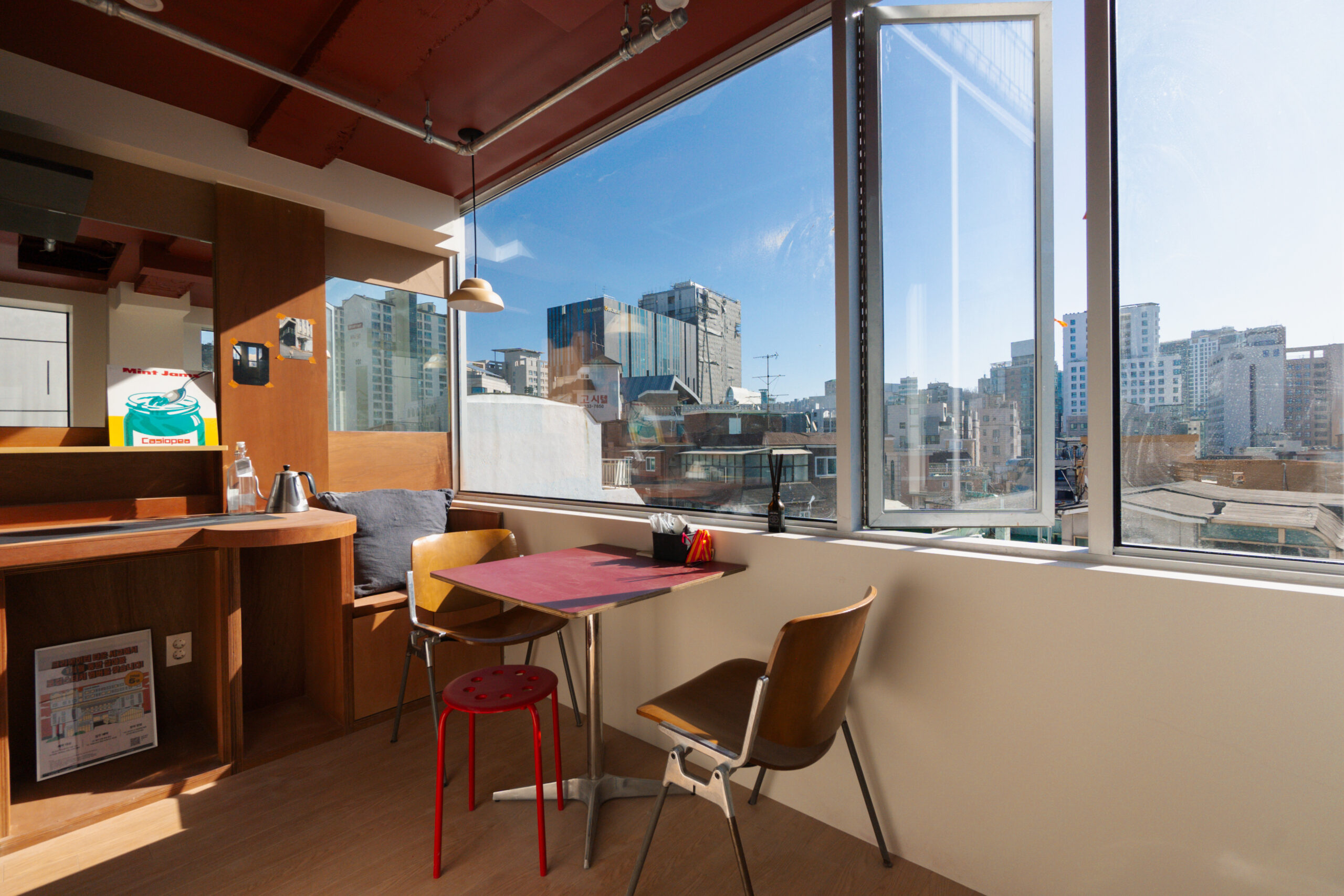 월세 100만원! 삶을 바꿔보려고 코워킹 하우스로 이사 갑니다. Location. 로컬스티치 동교